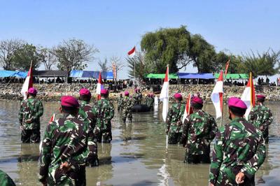 Upacara peringatan HUT Ke-76 Kemerdekaan Republik Indonesia di Sekitaran Suramadu, Kecamatan Kenjeran, Kota Surabaya, Jawa Timur, Selasa (17/8/2021).