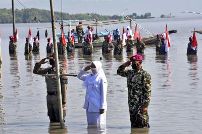 Upacara peringatan HUT Ke-76 Kemerdekaan Republik Indonesia di Sekitaran Suramadu, Kecamatan Kenjeran, Kota Surabaya, Jawa Timur, Selasa (17/8/2021).