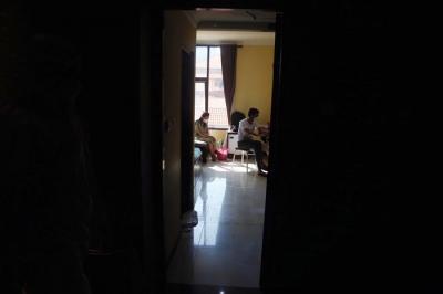 Pasien Covid-19 beraktifitas didalam kamar ketika menjalani isolasi di gedung isolasi Hotel Asrama Haji (HAH) Surabaya, Jawa Timur, Selasa (17/8/2021).
