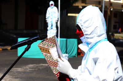 Upacara pengibaran dan penghormatan kepada Sang Saka Merah Putih di halaman gedung isolasi Hotel Asrama Hari Surabaya, Jawa Timur, Selasa (17/8/2021).