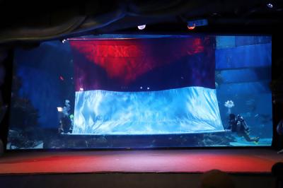 Puteri Duyung melintasi bendera raksasa saat dikibarkan didalam air oleh penyelam dengan kostum pejuang di Jakarta Aquarium, Jakarta Barat, Selasa (17/8/2021).