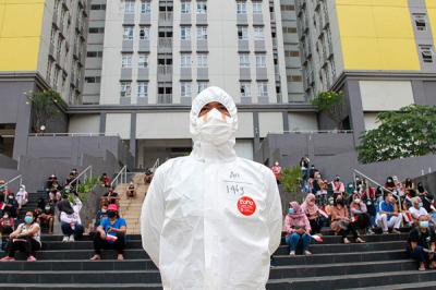 Tenaga kesehatan mengibarkan bendera merah putih saat upacara peringatan kemerdekaan Ke-76 RI di RSDC-19, Wisma Atlet, Jakarta, Selasa (17/8/2021).