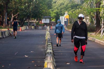 Pengunjung saat bersepeda di kawasan Taman Impian Jaya Ancol, Jakarta Utara, Rabu (18/8/2021).