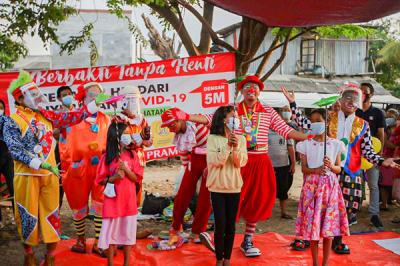 Sejumlah Badut yang tergabung dalam komunitas ABI menghibur anak-anak korban kebakaran di pengungsian kawasan Kemang Utara IX, Jakarta, Rabu (18/8/2021).