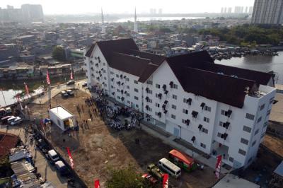 Foto udara penampakan Rumah Susun Aquarium di kawasan Pasar Ikan, Penjaringan, Jakarta Utara, Selasa (17/8/2021).