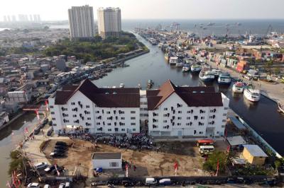 Foto udara penampakan Rumah Susun Aquarium di kawasan Pasar Ikan, Penjaringan, Jakarta Utara, Selasa (17/8/2021).