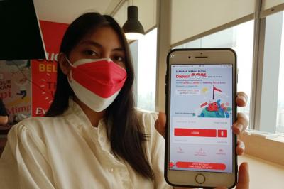 Nasabah melakukan pembayaran belanja di salah satu e-commerce menggunakan Scan QRIS OCTO Mobile dari CIMB Niaga di Jakarta, Rabu (18/8/2021).