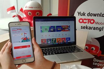 Nasabah melakukan pembayaran belanja di salah satu e-commerce menggunakan Scan QRIS OCTO Mobile dari CIMB Niaga di Jakarta, Rabu (18/8/2021).