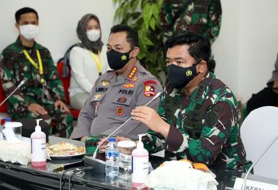 Panglima TNI Marsekal TNI Hadi Tjahjanto meninjau Rumah Sakit Darurat Wisma Atlet Kemayoran, Jakarta Pusat, Selasa (17/8/2021) malam.