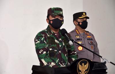 Panglima TNI Marsekal TNI Hadi Tjahjanto meninjau Rumah Sakit Darurat Wisma Atlet Kemayoran, Jakarta Pusat, Selasa (17/8/2021) malam.