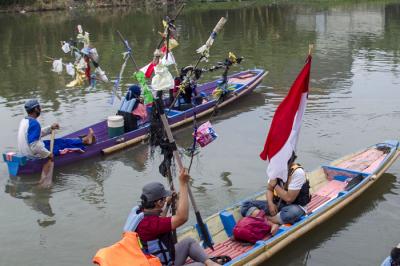 Aksi di sekitaran instalasi PDAM Karangpilang, Surabaya, Jawa Timur, Rabu (18/8/2021).