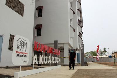 Petugas keamanan berjalan di depan Blok D, Kampung Susun Akuarium, Penjaringan, Jakarta Utara, Rabu (18/8/2021).