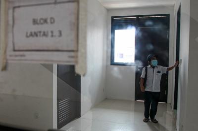 Petugas keamanan berjalan di depan Blok D, Kampung Susun Akuarium, Penjaringan, Jakarta Utara, Rabu (18/8/2021).
