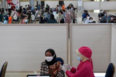 Ribuan mahasiswa antusias mengikuti sentra vaksinasi di Auditorium Kampus Unnes, Sekaran, Gunungpati, Semarang, Jawa Tengah, Rabu (18/8/2021).