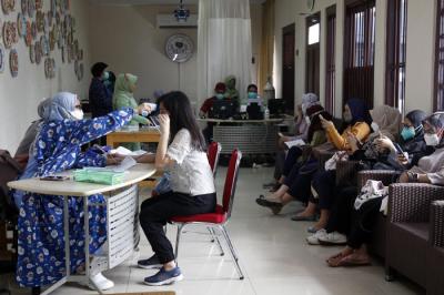 Sejumlah ibu hamil dan menyusui mengikuti vaksinasi Covid-19 di RSIA Tambak, Jakarta, Rabu (18/8/2021).