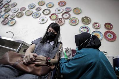 Sejumlah ibu hamil dan menyusui mengikuti vaksinasi Covid-19 di RSIA Tambak, Jakarta, Rabu (18/8/2021).