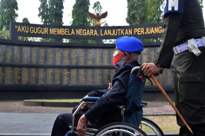 Dua veteran perang Kemerdekaan RI, Kapten CPM Purn Sanjoto dan Letda CPM Purn R Soemardi saat bertemu di TMP Giri Tunggal, Semarang, Selasa (17/8/2021).