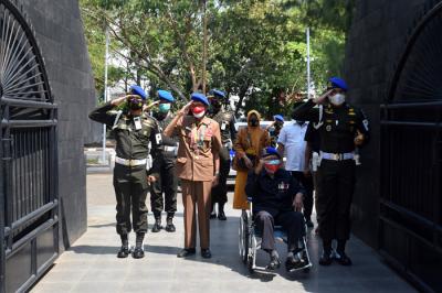 Dua veteran perang Kemerdekaan RI, Kapten CPM Purn Sanjoto dan Letda CPM Purn R Soemardi saat bertemu di TMP Giri Tunggal, Semarang, Selasa (17/8/2021).