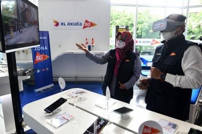 Demo layanan 5G yang tersedia di XL Center, XL Axiata Tower, Jakarta, Rabu (18/8/2021).