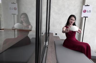 Model menunjukkan LG PuriCare Wearable Air Purifier di Jakarta, Kamis (19/8/2021).