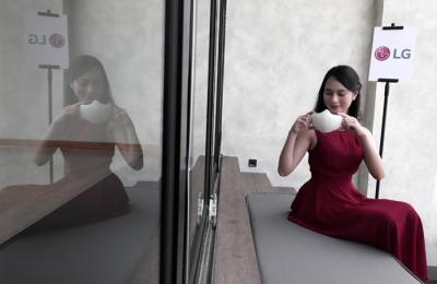 Model menunjukkan LG PuriCare Wearable Air Purifier di Jakarta, Kamis (19/8/2021).
