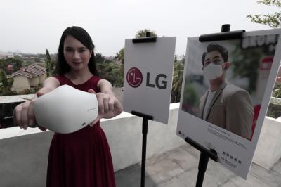 Model menunjukkan LG PuriCare Wearable Air Purifier di Jakarta, Kamis (19/8/2021).