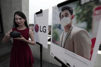 Model menunjukkan LG PuriCare Wearable Air Purifier di Jakarta, Kamis (19/8/2021).