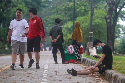 Warga saat berolahraga di Jalur Banjir Kanal Timur (BKT), Jakarta Timur, Kamis (19/8/2021).
