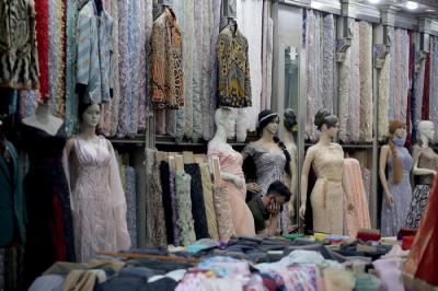 Calon pembeli melihat-lihat baju di salah satu pertokoan di kawasan Pasar Baru, Jakarta, Kamis (19/8/2021).