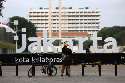 Warga berolahraga di kawasan Lapangan Banteng, Jakarta, Kamis (19/8/2021).