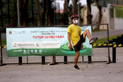 Warga berolahraga di kawasan Lapangan Banteng, Jakarta, Kamis (19/8/2021).