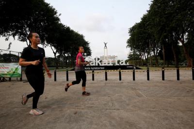 Warga berolahraga di kawasan Lapangan Banteng, Jakarta, Kamis (19/8/2021).