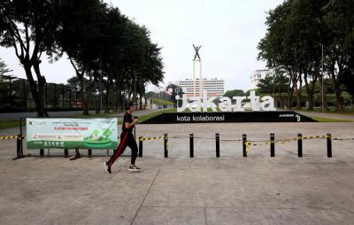 Warga berolahraga di kawasan Lapangan Banteng, Jakarta, Kamis (19/8/2021).