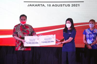 Apresiasi secara simbolis berupa Perlindungan Asuransi Jiwa sebesar Rp2 miliar untuk Greysia Polii/Apriyani Rahayu di Pelatnas PBSI, Cipayung, Rabu (18/8/2021).