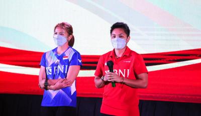 Apresiasi secara simbolis berupa Perlindungan Asuransi Jiwa sebesar Rp2 miliar untuk Greysia Polii/Apriyani Rahayu di Pelatnas PBSI, Cipayung, Rabu (18/8/2021).