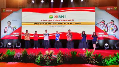 Apresiasi secara simbolis berupa Perlindungan Asuransi Jiwa sebesar Rp2 miliar untuk Greysia Polii/Apriyani Rahayu di Pelatnas PBSI, Cipayung, Rabu (18/8/2021).