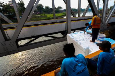 Pekerja saat mengecat bangunan pintu air petamburan, kali ciliwung, Jakarta Pusat, Kamis (19/8/2021).