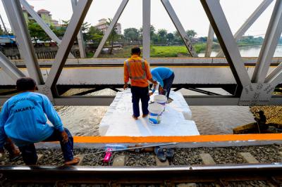 Pekerja saat mengecat bangunan pintu air petamburan, kali ciliwung, Jakarta Pusat, Kamis (19/8/2021).