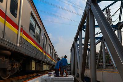 Pekerja saat mengecat bangunan pintu air petamburan, kali ciliwung, Jakarta Pusat, Kamis (19/8/2021).