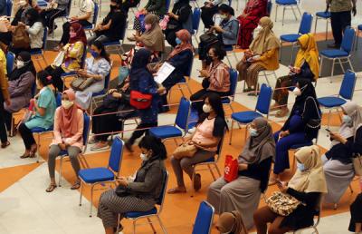 Ibu Hamil antusias mengikuti vaksinasi massal dosis pertama di Airlangga Convention Centre, Kampus C Universitas Airlangga Surabaya, Kamis (19/8/2021).