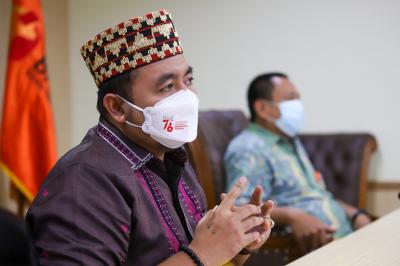 Anggota Badan Pengawas Pemilihan Umum RI Mochammad Afifuddin memberikan keterangan pers di Jakarta, Jumat (20/8/2021).