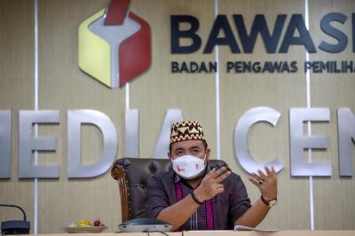 Anggota Badan Pengawas Pemilihan Umum RI Mochammad Afifuddin memberikan keterangan pers di Jakarta, Jumat (20/8/2021).