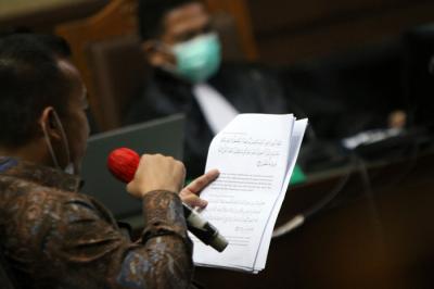 Terdakwa Pejabat Pembuat Komitmen Kemensos Adi Wahyono menjalani sidang lanjutan di Pengadilan Tindak Pidana Korupsi (Tipikor)  Jakarta, Jumat (20/8/2021).