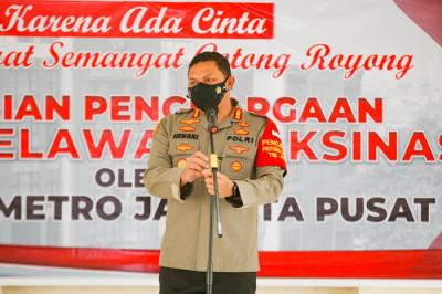 Kapolres Metro Jakpus Kombes Hengki Haryadi memberikan piagam penghargaan kepada relawan Vaksinasi Merdeka di Polres Metro Jakarta Pusat, Jumat (20/8/2021).