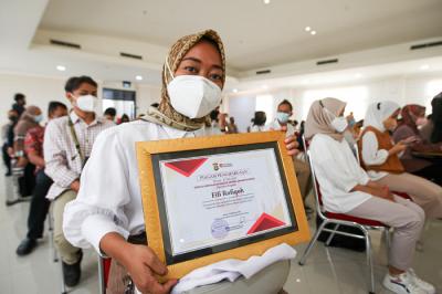 Kapolres Metro Jakpus Kombes Hengki Haryadi memberikan piagam penghargaan kepada relawan Vaksinasi Merdeka di Polres Metro Jakarta Pusat, Jumat (20/8/2021).