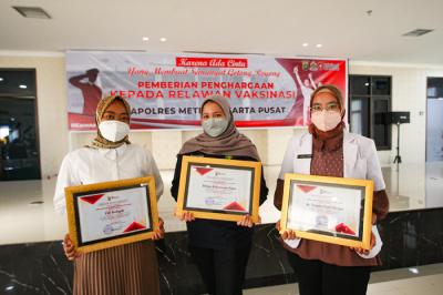 Kapolres Metro Jakpus Kombes Hengki Haryadi memberikan piagam penghargaan kepada relawan Vaksinasi Merdeka di Polres Metro Jakarta Pusat, Jumat (20/8/2021).