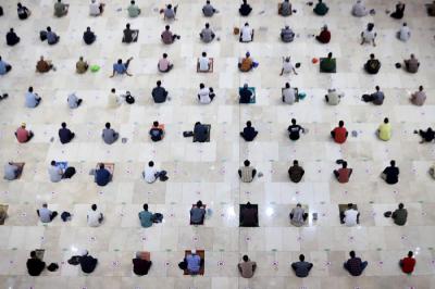 Umat Islam menunaikan shalat Jumat di Masjid Istiqlal, Jakarta, Jumat (20/8/2021).