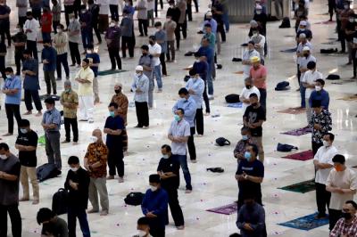 Umat Islam menunaikan shalat Jumat di Masjid Istiqlal, Jakarta, Jumat (20/8/2021).
