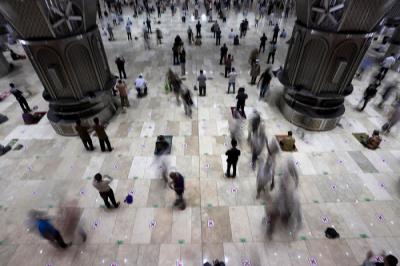 Umat Islam menunaikan shalat Jumat di Masjid Istiqlal, Jakarta, Jumat (20/8/2021).