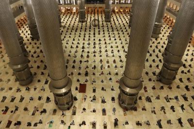 Umat Islam menunaikan shalat Jumat di Masjid Istiqlal, Jakarta, Jumat (20/8/2021).